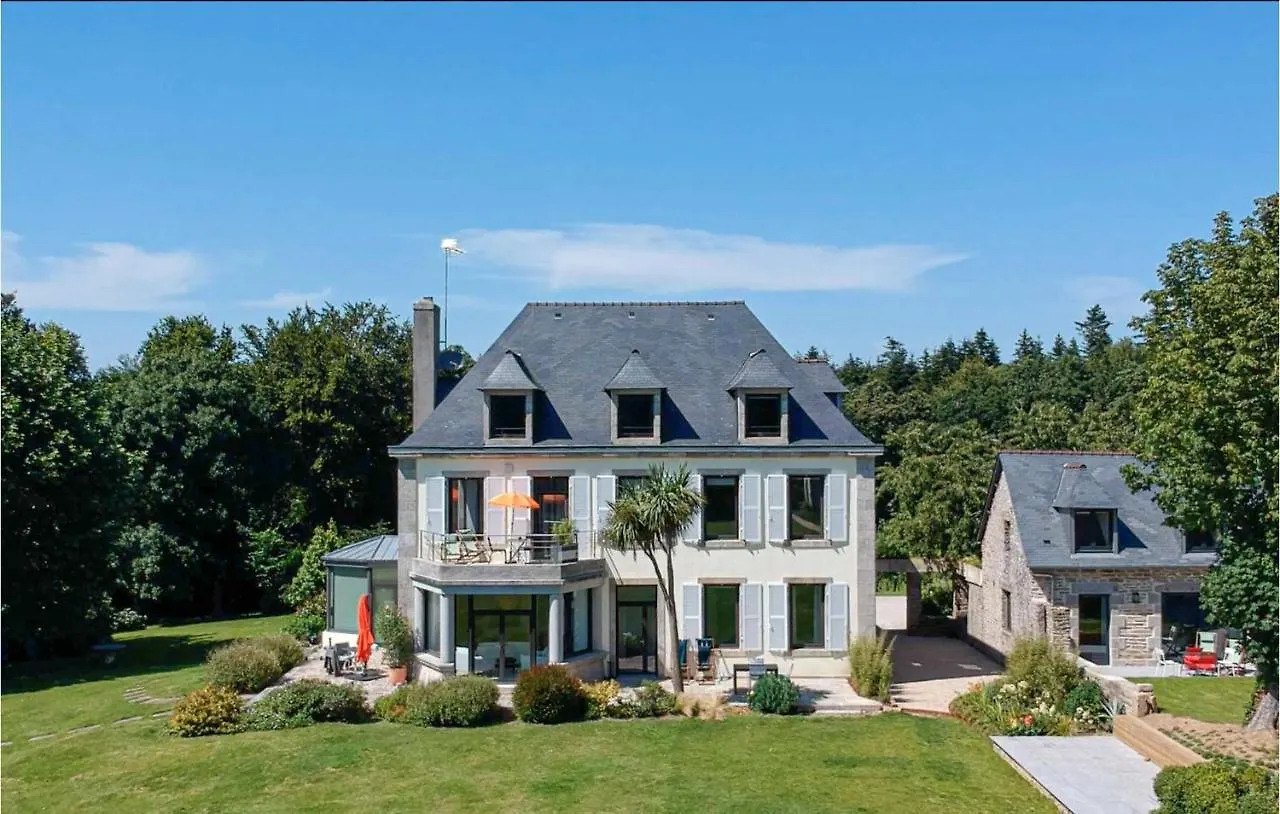 1 Bedroom Beautiful Apartment In Concarneau contacts